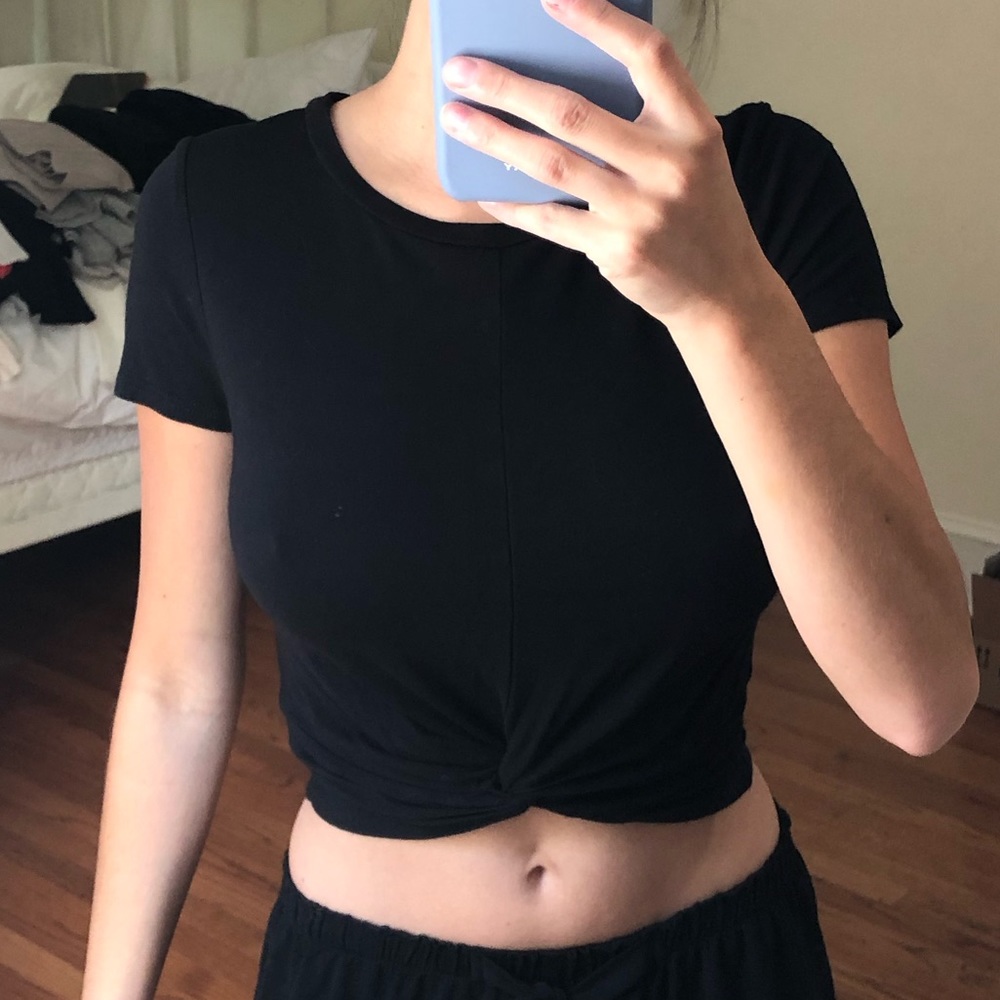 Cropped tee with front knot